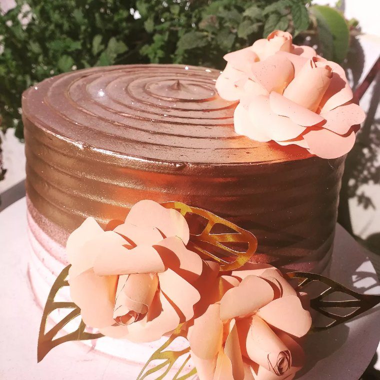 Bolo de chocolate com rosas